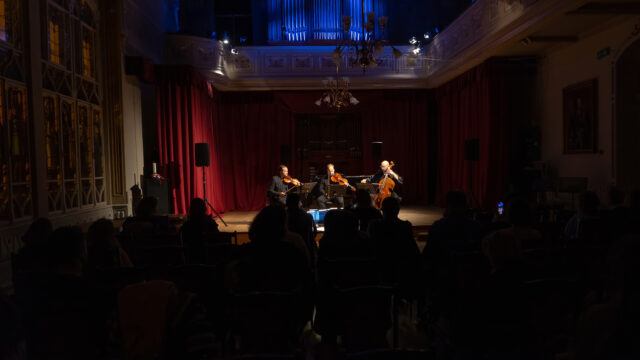 TRANS EUROPE EXPRESS à Budapest 🎼 ! 🎻
Retour en images sur ces trois jours intenses (25-27 mars) dédiés à la musique contemporaine et à la mise en lumière des compositrices d'aujourd'hui. 
✨ Un grand merci à nos musiciens pour leur virtuosité : Romuald Grimbert-Barré (violon), Ludovic Levionnois (alto), Jordan Costard (violoncelle) et Balint Barath (piano). 
Merci à tous nos partenaires et à Creative Europe ! 🇪🇺
#Budapest #Concert #CreativeEurope #DesEquilibres

@romualdgrimbertbarre @ludoviclevionnois @jordancostard @annamalekolszowka @szigetvari.andrea1