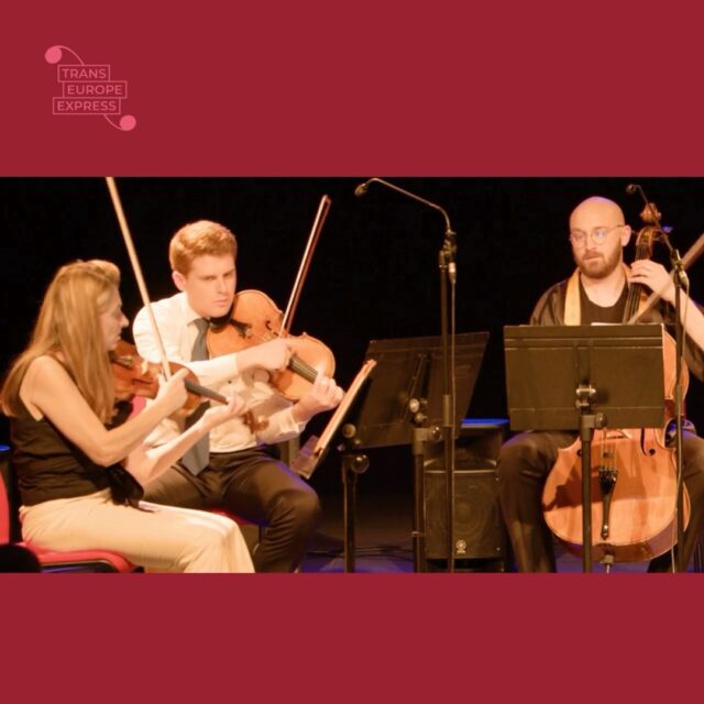 Immersion musicale au cœur de Séville ! 🎶🇪🇸
Dans le cadre du projet Trans Europe Express, l'ensemble Des Équilibres s'est immergé dans l'univers de la compositrice Marian Márquez — Quintette pour cordes, flûte et clarinette.
Découvrez quelques extraits de cette création ainsi que quelques mots de la compositrice.
Au pupitre pour cette création : 🎻 Agnès Pyka — Violon 🎻 Jean Sautereau — Alto 🎻 Jordan Costard — Violoncelle 🎶 Alfonso Rubio Marco— Flûte 🎵 Antonio Salguero — Clarinette
#TransEuropeExpress #MusiqueContemporaine #CreationAuFeminin #seville #EuropeCreative
@pykaagnes @jeansautereau @jordancostard alfonsorubiomarco @marian.mrg