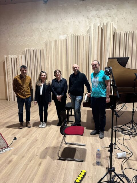 🎧 L'aventure Trans Europe Express continue en studio !
Si la tournée est terminée, nous prolongeons l'aventure en studio pour immortaliser les œuvres exceptionnelles créées par nos talentueuses compositrices.
La semaine dernière, nous avons eu l'immense plaisir d'enregistrer le magnifique Trio avec piano d'Édith Canat de Chizy.
📸 Une belle photo souvenir de cette session : voici toute l'équipe réunie au studio aux côtés de la compositrice après l'enregistrement ! Ces boîtes dans la boîte permettront de faire voyager ces partitions bien au-delà de la fin du projet officiel.
🔗 Découvrez toute l'actualité du projet : https://www.transeuropeexpress-project.org/
#TransEuropeExpress #EnsembleDesEquilibres #EdithCanatDeChizy #StudioRecording #Coulisses #MusiqueContemporaine #Compositrices #WomenInMusic #AgnesPyka