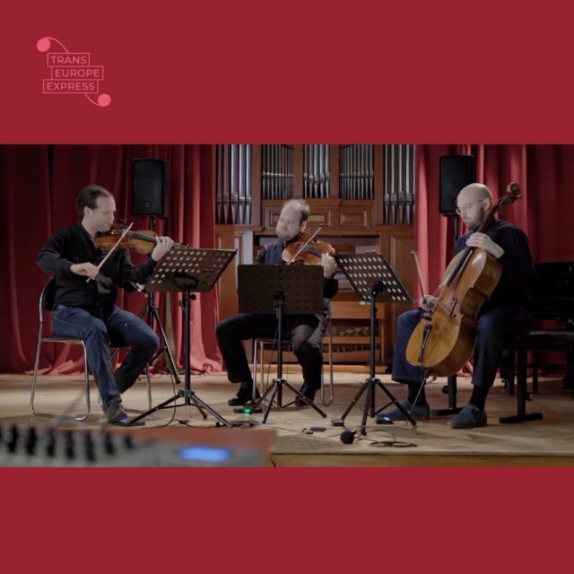 🎶 Immersion musicale au cœur de Budapest avec Andrea Szigetvari 🎶
Nous avons exploré l'univers fascinant de la compositrice Andrea Szigetvari dans le cadre du projet Trans Europe Express.
Figure majeure de la scène contemporaine et de la musique électroacoustique, professeur à l’Académie Liszt de Budapest, Andrea Szigetvari explore dans ses œuvres le dialogue unique entre le timbre, la technologie et l’improvisation. Découvrez dans cette vidéo quelques extraits de cette création, ainsi que les mots de l’artiste sur son processus créatif.
🎻 Au pupitre pour cette performance :
• Composition : Andrea Szigetvari
• Trio à cordes : Romuald Grimbert-Barré (violon), Ludovic Levionnois (alto) et Jordan Costard (violoncelle)
Une rencontre captivante au cœur de la scène musicale hongroise, où la précision de l’écriture électroacoustique rencontre l’expression pure des cordes.
#TransEuropeExpress #AndreaSzigetvari #MusiqueContemporaine #DesEquilibres #Budapest #CreationMusicale #Electroacoustique #MusiqueNouvelle #AcademieLiszt