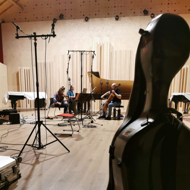🎧 En direct du studio : l'aventure Trans Europe Express continue ! 🎻🎹
Si le projet est officiellement terminé, la musique, elle, ne s’arrête jamais ! Les musiciens de l'ensemble Des Équilibres sont actuellement réunis en studio pour immortaliser les œuvres exceptionnelles de cette aventure.
Nous sommes en plein enregistrement du magnifique Trio avec piano de la compositrice Tímea Dragony. Un moment suspendu où chaque note prend vie sous les doigts de nos talentueux musiciens : Agnès Pyka (Violon), Jordan Costard (Violoncelle),Bálint Baráth (Piano)
Graver ces partitions dans le marbre du studio permettra de faire voyager ces créations contemporaines bien au-delà de la fin du projet, et de donner une voix durable au talent de nos compositrices invitées.
Plongez dans les coulisses et suivez notre actualité !
👉 https://www.transeuropeexpress-project.org/
#TransEuropeExpress #EnsembleDesEquilibres #TimeaDragony #StudioRecording #Coulisses #MusiqueContemporaine #Compositrices #WomenInMusic #AgnesPyka #JordanCostard #BalintBarath #PianoTrio #Enregistrement 
@pykaagnes @jordancostard @dragonytimea