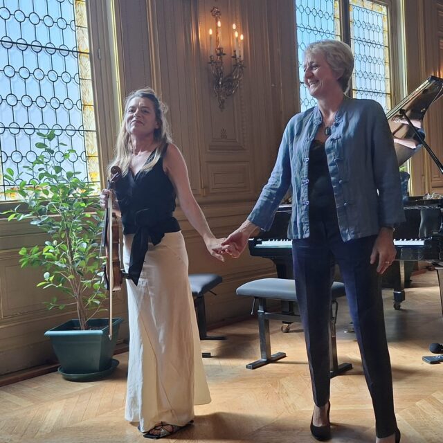 Retour sur le concert "French Touch" de samedi dernier ! 🎶🎻
Nous vous partageons ces quelques images du récital qui a illuminé notre samedi après-midi à la Mairie du 6e. ✨🎹
Duo Agnès Pyka (violon) et Sandra Chamoux (piano), avec la présence précieuse de la compositrice Florentine Mulsant. 🎼👏🌟
#MusiqueClassique #MairieDu6 #AgnèsPyka #SandraChamoux #FlorentineMulsant #FrenchTouch #Paris6 #Souvenirs