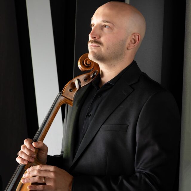 [Portrait d’Artiste] Jordan Costard | Violoncelliste
Héritier d’une grande tradition violoncellistique, formé auprès de maîtres prestigieux au CNSM de Paris et à Berlin, Jordan Costard captive par un jeu d’une rare profondeur et une sensibilité saluée par la critique.
Un parcours international et chambriste : Du prestigieux Concours de Crémone à l'Académie musicale Philippe Jaroussky, en passant par ses distinctions en Autriche et ses collaborations à la Brahms Haus de Baden-Baden, il s'impose sur les scènes les plus exigeantes.
Un musicien aux multiples facettes : Qu’il serve l’art lyrique au sein de l’Orchestre de l’Opéra de Limoges, qu'il sublime le répertoire romantique allemand ou qu'il crée des spectacles novateurs mêlant théâtre et musique électronique, Jordan Costard repousse constamment les frontières de son instrument.
L’excellence récompensée : Lauréat de nombreux concours internationaux (Leopold Bellan, Maurice Ravel, Johannes Brahms) et salué pour ses interprétations qualifiées de performances exceptionnelles par la presse internationale.
À découvrir : Jordan Costard est l'un des interprètes du tout dernier album « Cordes rêvent » ( @klarthe_label ) aux côtés de la violoniste Agnès Pyka et du harpiste Marcel Cara.
@jordancostard 
© emcha