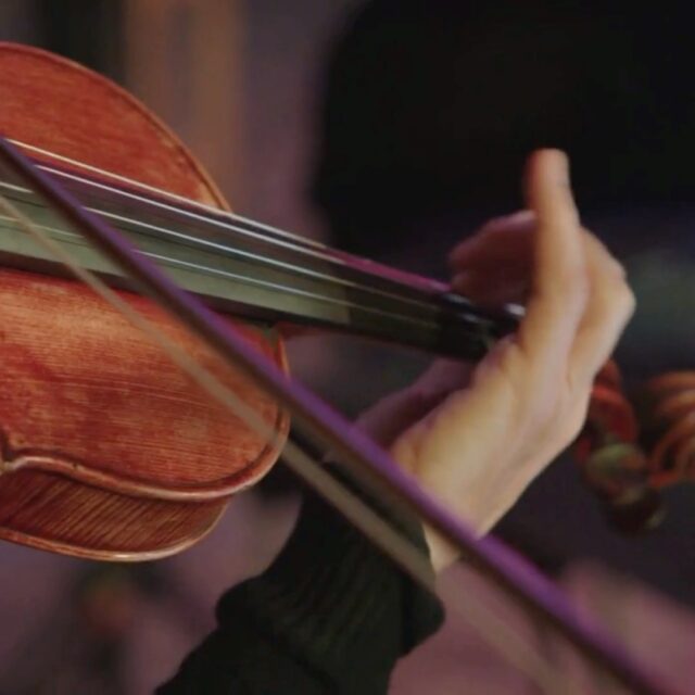 🎨🎵 Quand la musique contemporaine s'inscrit dans la grande tradition du dialogue des arts, découvrez l'Ensemble Des Équilibres autour du Trio avec piano d'Édith Canat de Chizy, une œuvre saisissante créée dans le cadre du projet Trans Europe Express. 🎻🎹
L'origine de cette pièce réside dans une exposition de peinture, où la compositrice Édith Canat de Chizy a été subjuguée par un tableau d'Edvard Munch, Sous le soleil (Solnedgang). Un véritable travail sur la texture, un travail sur la vibration... ☀️✨
#MusiqueContemporaine #EdithCanatDeChizy #TransEuropeExpress #EnsembleDesÉquilibres #DialogueDesArts #CreationMusicale #PeintureEtMusique #MusiqueDeChambre #CreativeEurope