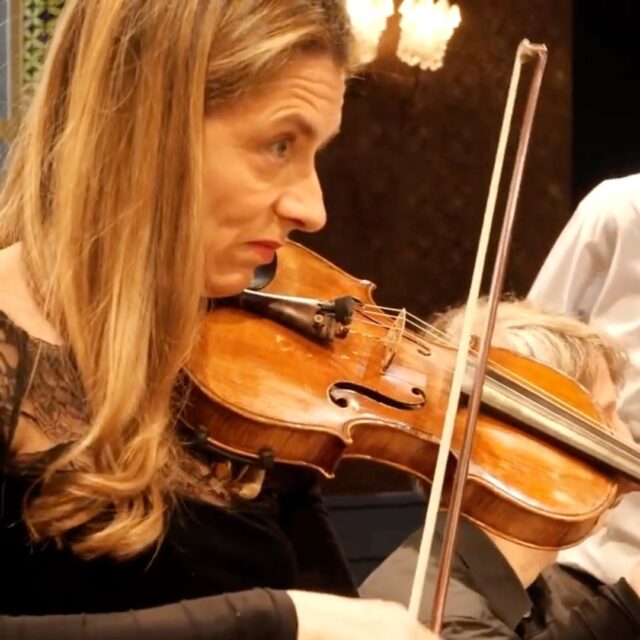 ✨ La musique contemporaine, c'est aussi et surtout une aventure humaine : passer commande et travailler main dans la main avec les compositeurs pour donner vie à des œuvres inédites !
Comme par exemple lors du travail de répétition autour de Regenlied de Philippe Hersant (2018), une commande que nous avons passée dans le cadre du programme et projet Brahms Aujourd'hui.
C'est quoi pour vous la plus belle facette du travail entre interprètes et compositeurs ? Dites-le-nous en commentaire ! 👇
#MusiqueContemporaine #PhilippeHersant #EnsembleDesÉquilibres #BrahmsAujourdhui #CreationMusicale #Coulisses #MusiqueFrançaise